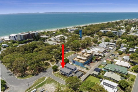 LAVISH BEACH HOUSE ON THE SURF SIDE! - Lismore Accommodation 0
