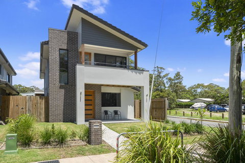 LAVISH BEACH HOUSE ON THE SURF SIDE! - Lismore Accommodation 1