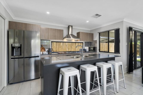 LAVISH BEACH HOUSE ON THE SURF SIDE! - Lismore Accommodation 3