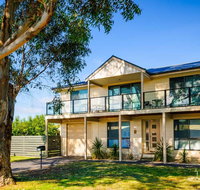 Left at the Penguins - Lismore Accommodation