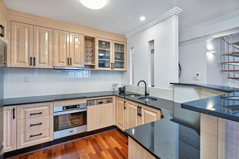 Luxury Cairns Penthouse Apt With Ocean Views (903) - Lismore Accommodation 2