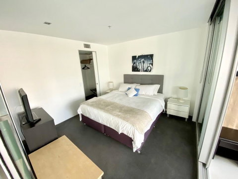 Luxury Large One Bedroom Surfers Paradise - Lismore Accommodation 2