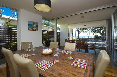Maggies Beachfront Apt. 1 - Lismore Accommodation 3