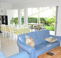 MODERN 3 BEDROOM APARTMENT IN TRADITIONAL QUEENSLANDER  PATIO LEAFY YARD POOL - Lismore Accommodation
