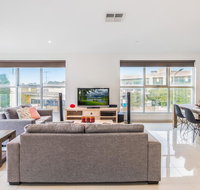 Modern Unit With Balconies Near Melbourne Airport - Lismore Accommodation