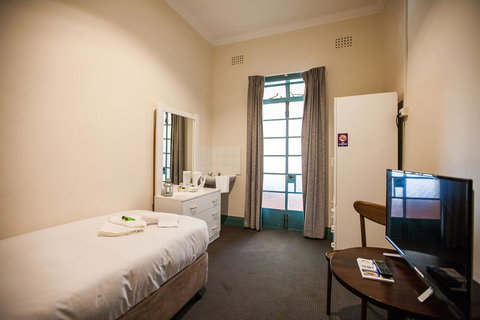 Captain Stirling Hotel - Lismore Accommodation 3