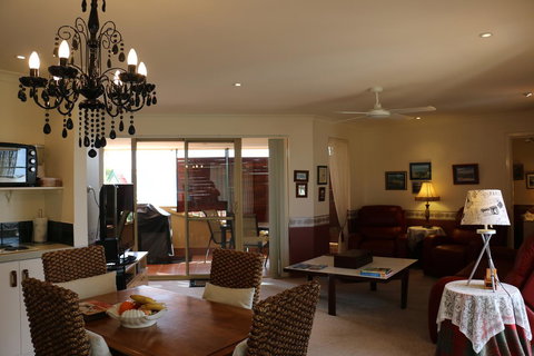 Crossland House - Lismore Accommodation 18