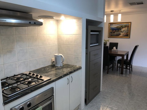 Charming Quiet Lodge-2 Minutes Walk To Shopping Complex - Lismore Accommodation 7