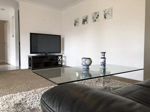 Charming Quiet Lodge-2 Minutes Walk To Shopping Complex - Lismore Accommodation 5