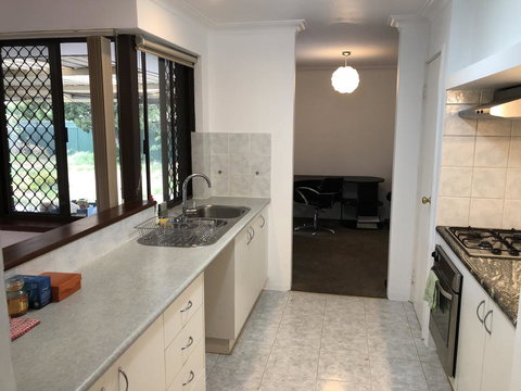 Charming Quiet Lodge-2 Minutes Walk To Shopping Complex - Lismore Accommodation 8