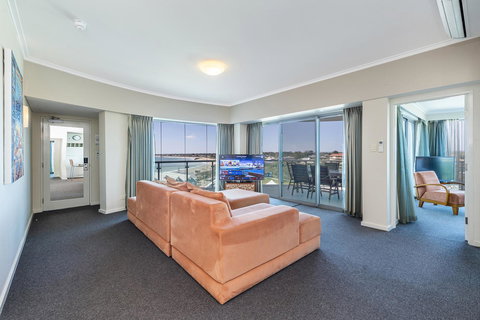 A 406 FANTASTIC OCEAN BEACH And MARINA VIEW APT - MANDURAH - Lismore Accommodation 0
