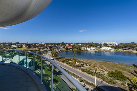 A 406 FANTASTIC OCEAN BEACH And MARINA VIEW APT - MANDURAH - Lismore Accommodation 11