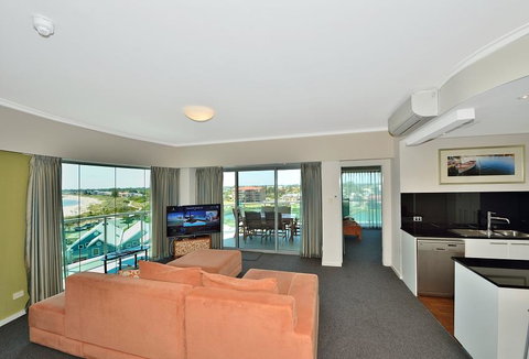 A 406 FANTASTIC OCEAN BEACH And MARINA VIEW APT - MANDURAH - Lismore Accommodation 10