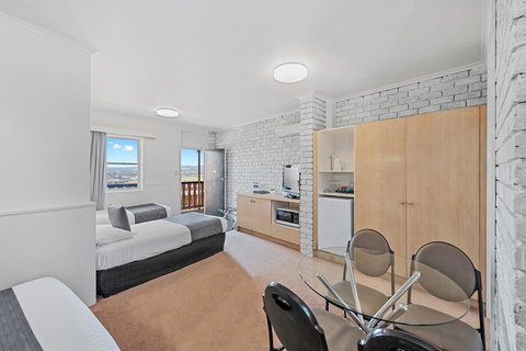 Coach House Launceston - Lismore Accommodation 9