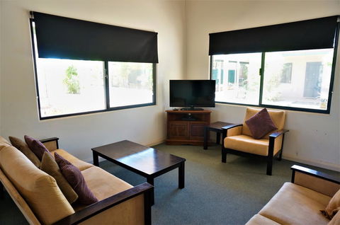 Ningaloo Breeze Villa 3 - 3 Bedroom Fully Self-Contained Holiday Accommodation - Lismore Accommodation 2