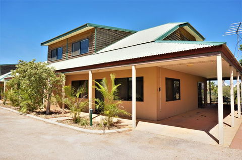 Ningaloo Breeze Villa 3 - 3 Bedroom Fully Self-Contained Holiday Accommodation - Lismore Accommodation 0