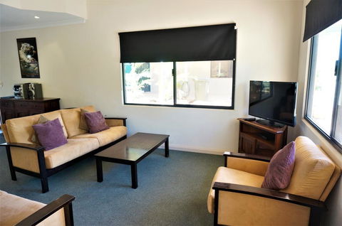 Ningaloo Breeze Villa 3 - 3 Bedroom Fully Self-Contained Holiday Accommodation - Lismore Accommodation 3