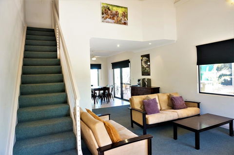 Ningaloo Breeze Villa 3 - 3 Bedroom Fully Self-Contained Holiday Accommodation - Lismore Accommodation 1