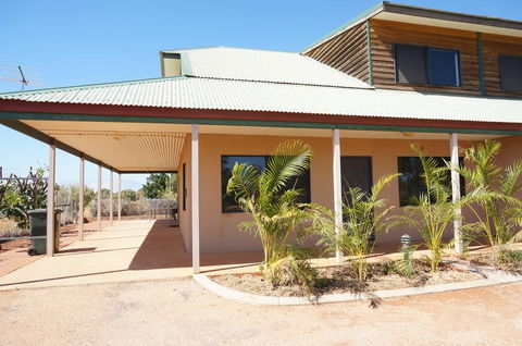 Ningaloo Breeze Villa 6 - 3 Bedroom Fully Self-Contained Holiday Accommodation - Lismore Accommodation 0