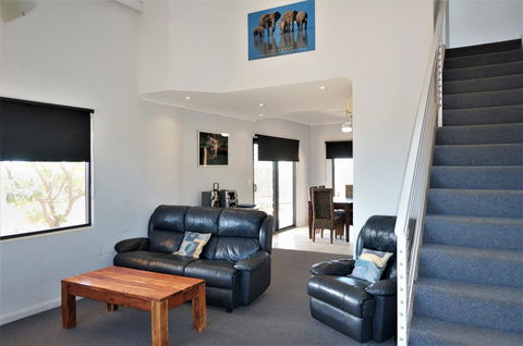 Ningaloo Breeze Villa 6 - 3 Bedroom Fully Self-Contained Holiday Accommodation - Lismore Accommodation 1