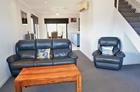 Ningaloo Breeze Villa 6 - 3 Bedroom Fully Self-Contained Holiday Accommodation - Lismore Accommodation 2
