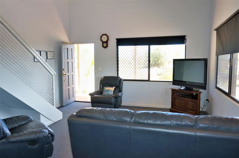 Ningaloo Breeze Villa 6 - 3 Bedroom Fully Self-Contained Holiday Accommodation - Lismore Accommodation 3