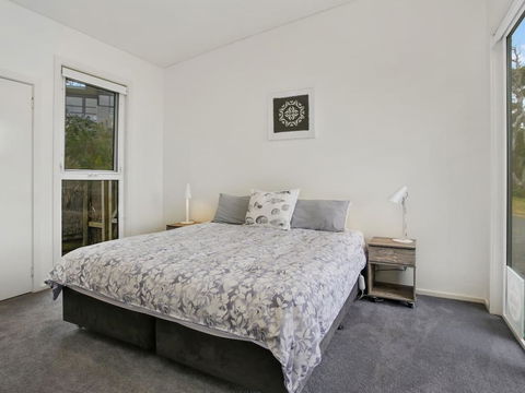 OCEANS 12 - Modern Ocean View Villa - Lismore Accommodation 2