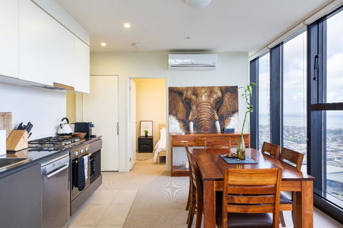 ON TOP OF THE WORLD - BEST VIEWS IN MELBOURNE !! - Lismore Accommodation 0