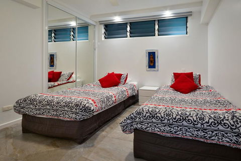 POINCIANA 101 HAMILTON ISLAND CENTRALLY LOCATED 3 BEDROOM, Plus BUGGY!! - Lismore Accommodation 1