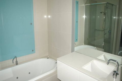 Q1 1 Bedroom Apartment On 30th Floor - Lismore Accommodation 2