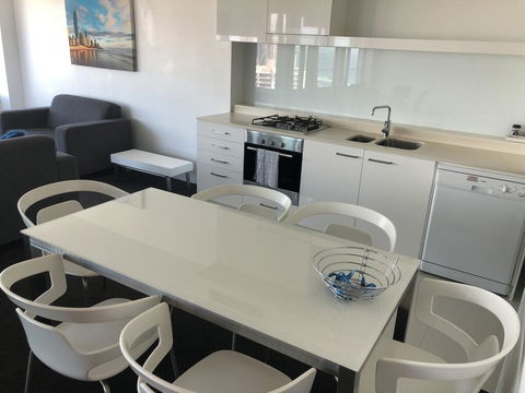 Q1 1 Bedroom Apartment On 30th Floor - Lismore Accommodation 0