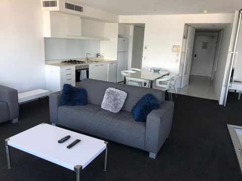 Q1 1 Bedroom Apartment On 30th Floor - Lismore Accommodation 1