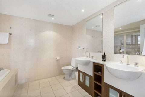 RESORT OCEAN FRONT SUITE 2222 - Lismore Accommodation 1