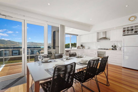 SEA NOOK - Seconds From The Beach - Lismore Accommodation 2