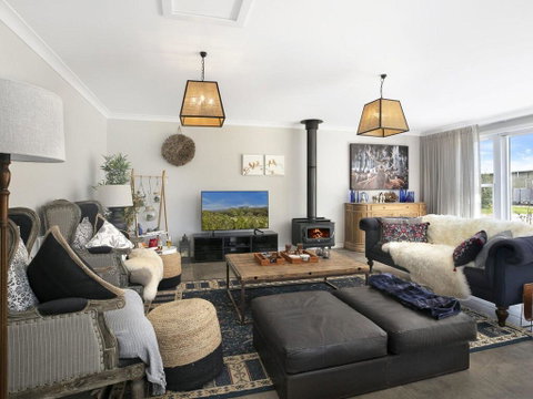 Silky Oak Villa - Spacious & Beautifully Decorated - Lismore Accommodation 0