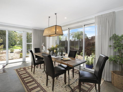 Silky Oak Villa - Spacious & Beautifully Decorated - Lismore Accommodation 2