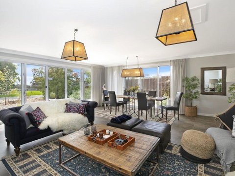Silky Oak Villa - Spacious & Beautifully Decorated - Lismore Accommodation 1