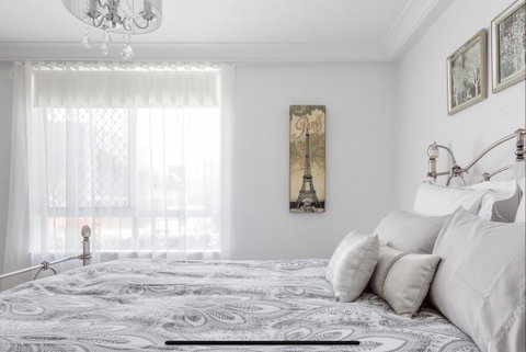 Stunning Burleigh Beach Apartment - Lismore Accommodation 3