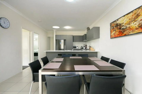 Stunning Home Near Scarborough Beach Sleeps 11 - Lismore Accommodation 2