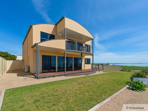 Sunset Cove Beach House - Lismore Accommodation 0