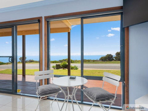Sunset Cove Beach House - Lismore Accommodation 3
