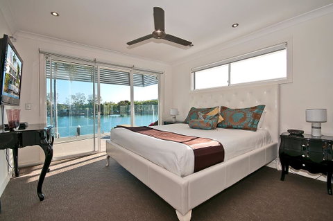 Surfers Paradise Escape - Waterfront House - Lismore Accommodation 3