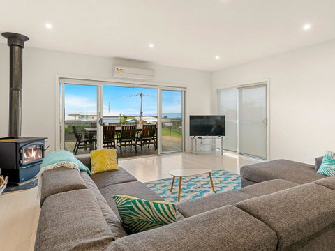 Swan Bay Views - Lismore Accommodation 1