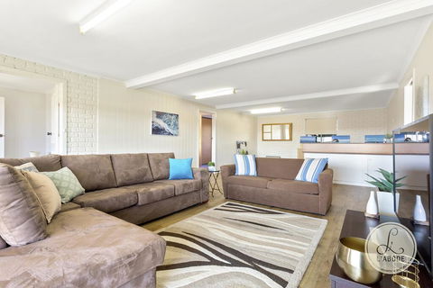 TASSIE SEASIDE SERENITY - L'Abode Accommodation - Lismore Accommodation 3