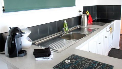 KINGFISHER COTTAGE Beachfront At The Binalong Bay - Lismore Accommodation 18