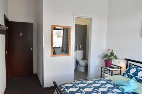 Hobart's Accommodation & Hostel - Lismore Accommodation 4