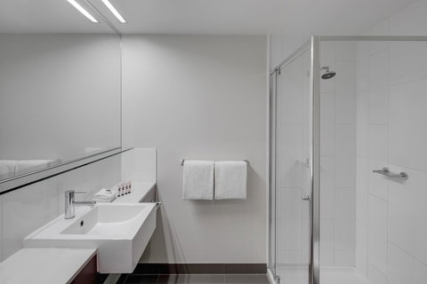 Travelodge Hotel Melbourne Docklands - Lismore Accommodation 6