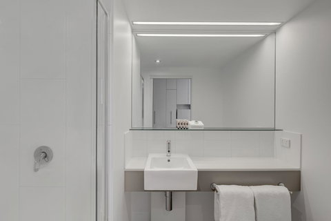 Travelodge Hotel Melbourne Docklands - Lismore Accommodation 8