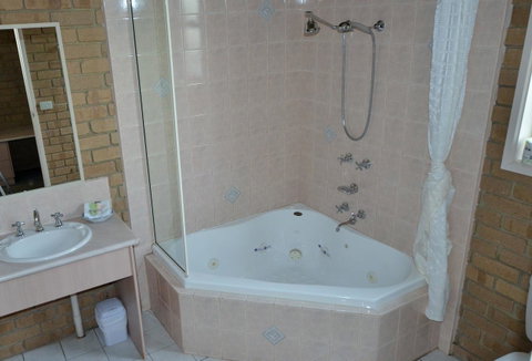 Tropicana Motor Inn - Lismore Accommodation 13