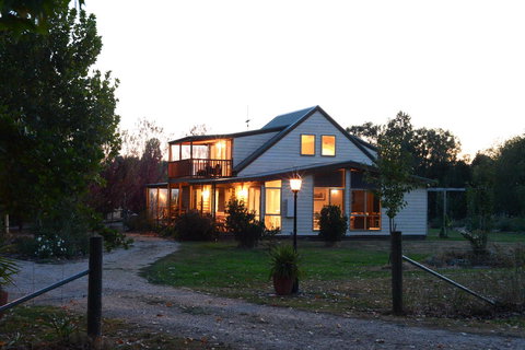 Beechworth Cedar Cottages - Lismore Accommodation 14